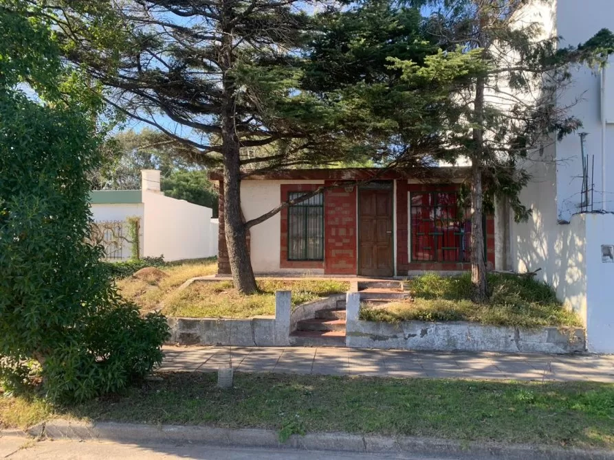 Casa en Mar de Ajó - Venta Casa a reciclar, gran lote con excelente ubicación (ID 42)